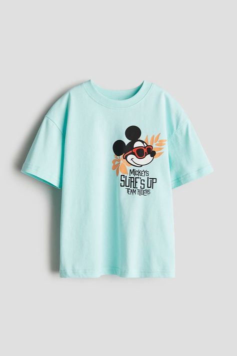 Printed T-shirt - Round Neck - Short sleeve - Mint green/Mickey Mouse - Kids | H&M US | H&M (US + CA) Boy Jeans Outfit, T Shirt Mickey Mouse, Kids Tshirt, Toddler Boy Fashion, Cardigan Sweater Dress, Suits And Jackets, Blouse Pants, Latest T Shirt, Cardigan Sweater Jacket