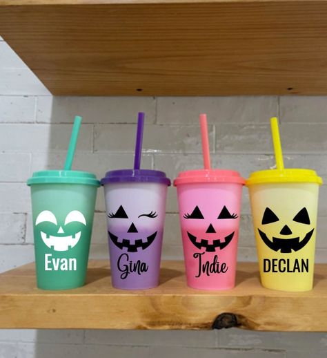 Halloween Party Cups Diy, Diy Party Cups, Halloween Party Favors For Kids, Halloween Party Cups, Halloween Wine Glasses, Cups With Straws, Halloween Cricut, Cup With Name, Tumblers Designs