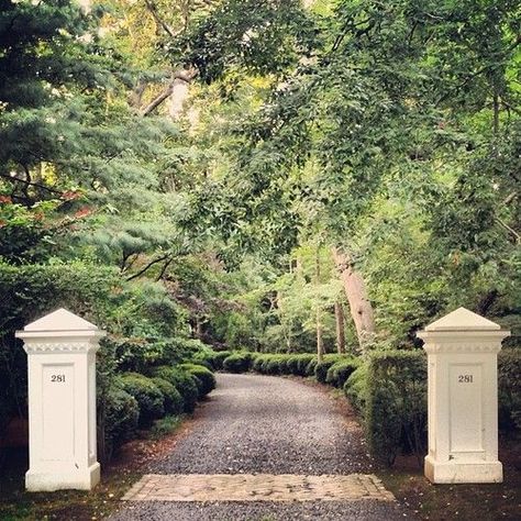 now this is a driveway!  you wouldn't feel a tad envious - dare i say curious to venture beyond these handsome markers?  certainly, not me. Entrance Outdoor, Driveway Entrance Landscaping, Driveway Entrance, Driveway Design, Driveway Landscaping, Cottage Gardens, Entry Gates, Have Inspiration, Entrance Gates