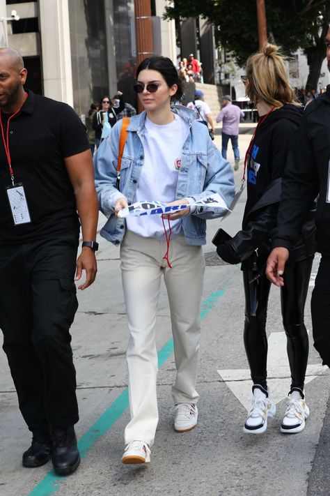 Kendall Jenner at March for Our Lives in Los Angeles 03/24/2018. Celebrity Fashion and Style | Street Style | Street Fashion Street Style Kendall Jenner, Kendall Jenner Casual, Style Kendall Jenner, Robert Kardashian Jr, Gigi Hadid Street Style, Summer Street Style, Adidas Forum Low, Kendall Jenner Street Style, Robert Kardashian