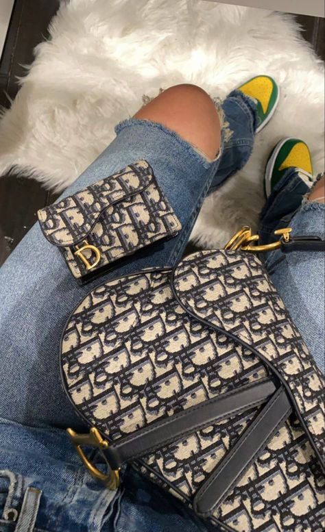 Stile Kylie Jenner, Pochette Louis Vuitton, Fashion Tiktok, Instagram Luxury, Handbag Essentials, Stylish Photo Pose, Luxury Lifestyle Dreams, Luxury Purses, Fancy Bags