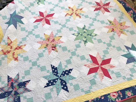 Riley Blake Quilt Patterns, Riley Blake Quilt, Layer Cake Quilt Patterns, Fat Quarter Quilt Pattern, Traditional Quilt Patterns, Amy Smart, Irish Chain Quilt, Quilting Designs Patterns, Pieced Quilts