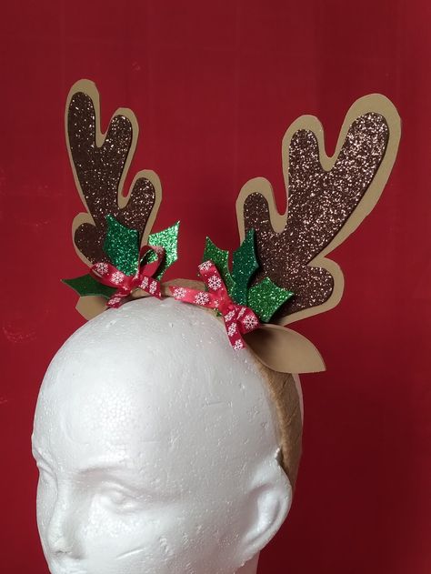 Diadema navideña ,cuernos de reno , en foami escarchado. Diy Reindeer Headband, Reindeer Ears, Cute Couple Halloween Costumes, Reindeer Headband, Handmade Hair Bows, Couple Halloween, Couple Halloween Costumes, Christmas Design, Kitsch