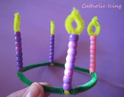 Advent Wreath with pipe cleaners. Start with yellow, bend halfway up, then add beads, twist for flame. Add decor around green if desired. Diy Christmas Advent Wreath, Advent Wreath Diy Kids, Advent Wearth, Advent Wreath For Kids, Advent Wreath Craft For Kids, Advent Crafts For Kids, Advent Wreath Craft, Catholic Advent Wreath, Ccd Crafts