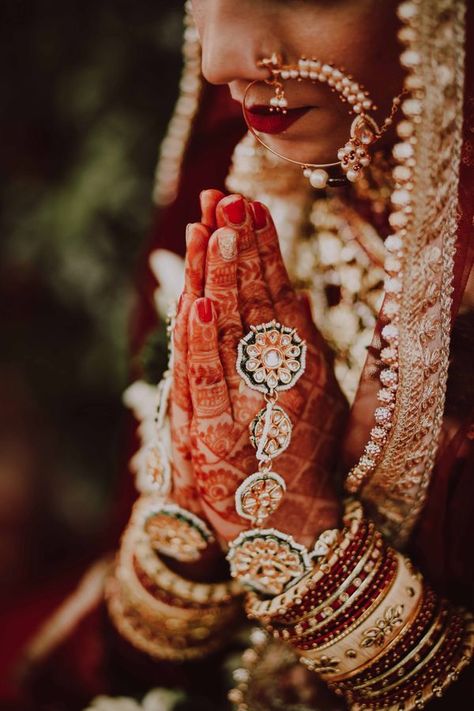 Glamorous Home Wedding With The Bride In A Striking Red Saree Rajasthani Bride, Indian Bride Poses, Indian Bride Photography Poses, Bride Photos Poses, Pengantin India, Indian Wedding Bride, Indian Bridal Photos, Bridal Photography Poses, Bride Photography Poses