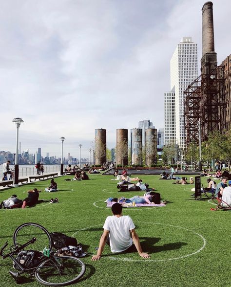 When people don't stay home, as recommended, parks have to be creative and implement safety measures.  Domino Park (@DominoPark), a 6-acre park in Williamsburg, Brooklyn designed "circles" indicating where people can lay on the grass - at a safe distance.  But, it has been really crazy to see how many people are still going out to "enjoy the weather"...🧐 . . . Photo Credit: @MaxPoglia Domino Park, Brooklyn Design, Ny Style, Williamsburg Brooklyn, How Many People, Activities To Do, Stay Home, Be Creative, The Park