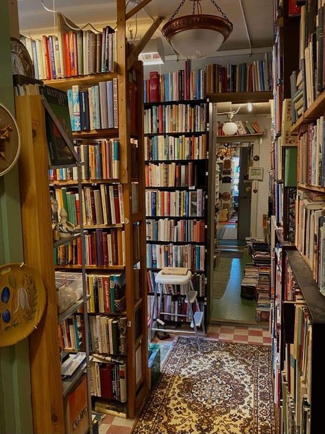 Cozy Bookstore, Bookshop Café, Library Cafe, Bookstore Cafe, Dream Library, Library Aesthetic, Book Cafe, Foto Ideas Instagram, Book Nooks