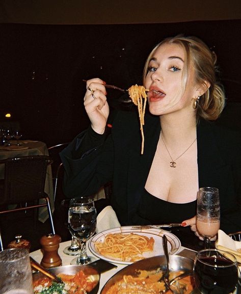 Spaghetti Restaurant, Golden Retriever Girl, Restaurant Pictures, Rome Photo, Beautiful Photoshoot Ideas, Pasta Lover, Classy Aesthetic, People Eating, Black Ink Tattoos