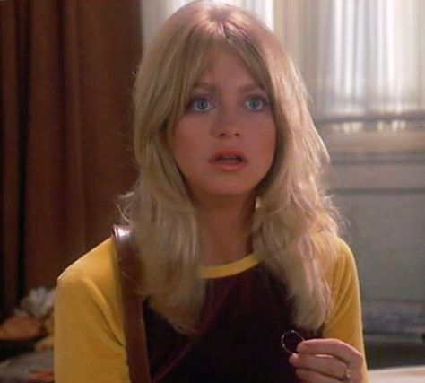 Goldie Hawn in "Shampoo" Goldie Hawn 60s, Goldie Hawn Hair 70s, Goldie Hawn Hair, 80s Haircuts, Goldie Hawn Kurt Russell, Hollywood Scenes, 70s Hair, Classic Hollywood Glamour, Split Hair