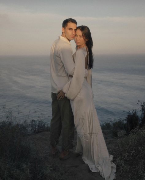 Cliffside Engagement Photos, Tropical Engagement Photos, Harbor Photoshoot, Coastal Engagement Photos, Moody Beach Photoshoot, Engagement Photo Shoot Outfits, Pre Wedding Photoshoot Beach, Engagement Pictures Beach, Cute Engagement Photos