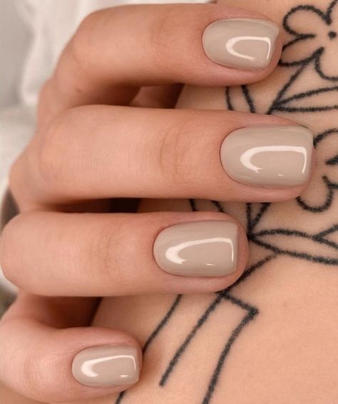 Nail Color With Terracotta Dress, Oatmeal Color Nails, Creamy Beige Nails, Beige Shellac Nails, Cream Nails Short, Tan Dip Nails, Light Brown Short Nails, Cream Fall Nails, Tan Nail Color