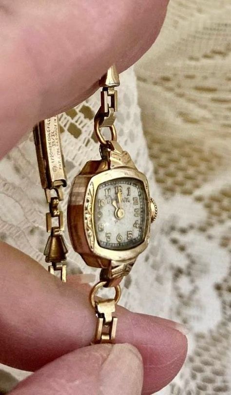 Vintage BULOVA 10K Gold Filled Watch Vintage Gold Watch, Faberge Jewelry, Bulova Watches, Vintage Watches Women, Expensive Watches, Antique Watches, Classy Jewelry, Jewelry Lookbook, Stylish Watches