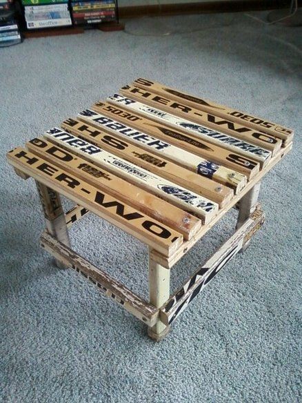 The hockey fan in me loves this. If I had a source for broken/old sticks, I would definitely try this project. Hockey Stick Furniture, Hockey Stick Crafts, Hockey Man Cave, Hockey Diy, Hockey Crafts, Hockey Bedroom, Hockey Decor, Hockey Room, Budget Interior Design