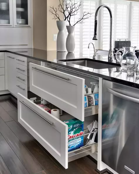 Design and convenience describes my ideal kitchen. Here are my top 5 dream kitchen must have features! | iowagirleats.com Kabinet Dapur, Future Kitchen, Building A Home, Kitchen Must Haves, Dream Kitchens, Cabinet Ideas, Kitchen Inspiration Design, Kitchen Remodel Ideas, Kitchen Redo