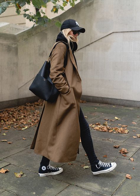 Converse Noir, Emma Hill, Mantel Outfit, Baseball Cap Outfit, Mode Mantel, Cap Outfit, Winter Mode, Outfits With Converse, Looks Street Style