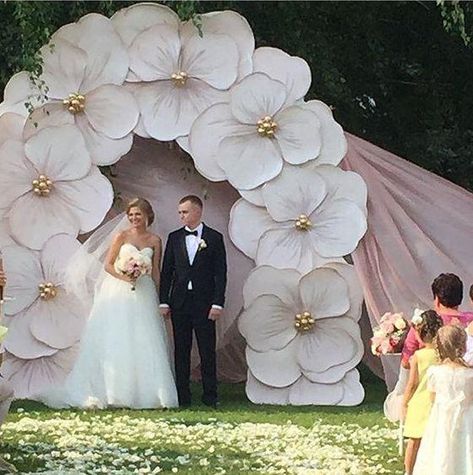 Wedding Arch Ideas, Flower Backdrop Wedding, Arch Ideas, Flower Arch, Wedding Backdrop Design, Arch Decoration, Alyce Paris, Giant Flowers, Giant Paper Flowers