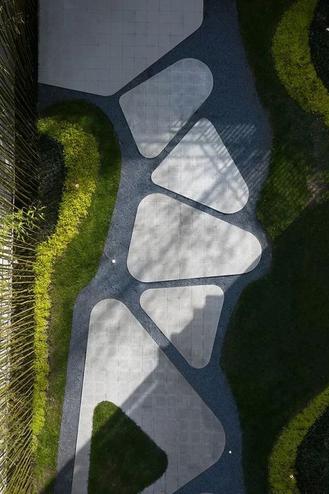 Walkways Ideas, Garden Walkways, Pavement Design, Paver Designs, Paving Design, Walkway Design, Garden Tiles, Urban Landscape Design, Garden Walkway