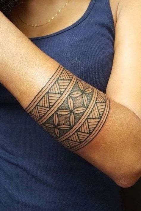 100 Best Tribal Armband Tattoos with Symbolic Meanings [2019] #tattoos #tribaltattoos #tattoosforwomen Tattoo Designs On Neck, Tattoo Design Polynesian, Maori Tattoo Frau, Armband Tattoos For Men, Polynesian Tattoos Women, Tattoos For Men And Women, Cuff Tattoo, Armband Tattoos, Forearm Band Tattoos