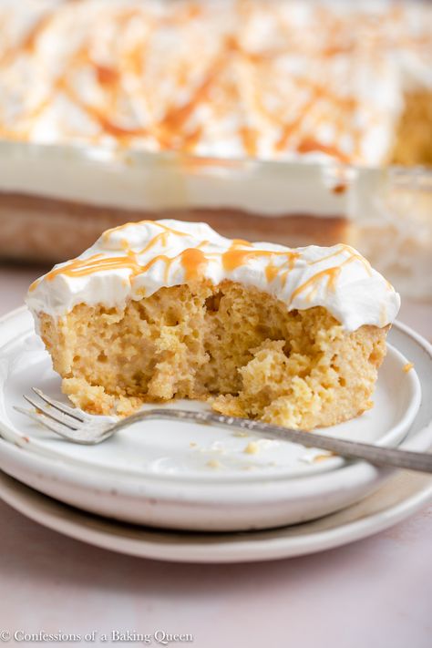 Caramel Tres Leches Cake, Tres Leches Cake Recipe, Leches Cake, Cupcakes Recipes, Tres Leches Cake, Mexican Dessert, Delicious Cake Recipes, Desserts Easy, Caramel Recipes