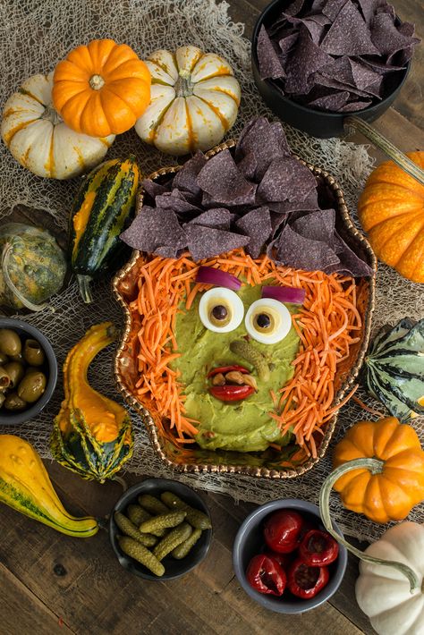 Hatch Guacamole Dip Witch - Nibbles and Feasts Guacamole Witch, Halloween Appetizers For Adults, Halloween Dip, Scary Halloween Food, Halloween Food Decorations, Halloween Appetizers Easy, Olive Bar, Halloween Popcorn, Halloween Party Appetizers