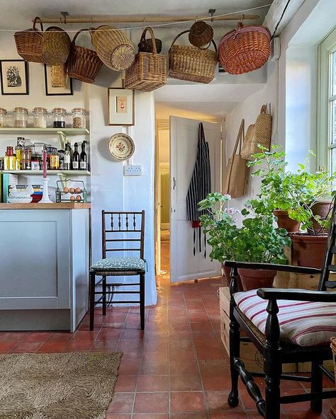 Carlos Sánchez-García (@carlosgarciainteriors) • Instagram photos and videos Melissa Penfold, Decorating Ideas For Kitchen, Vintage Decorating Ideas, Kitchen 2024, Vintage Decorating, Into The West, Ideas For Kitchen, Cottage Life, Cottage Kitchens