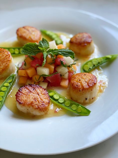 Seared Sea Scallops Beurre Blanc with a Summer Melon Salsa French Cuisine Fine Dining, Fine Dining Asian Recipes, Fine Dining Seafood Recipes, Fine Dining Scallops, Summer Fine Dining Dishes, Fine Dining Fish Recipes, Summer Fine Dining, Salmon Fine Dining, Fancy Entrees