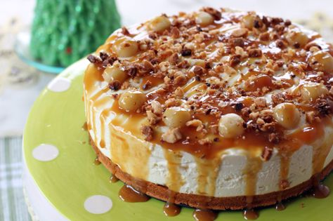 White Chocolate and Macadamia Cheesecake with Caramel Sauce Macadamia Nut Cheesecake, Cheesecake With Caramel Sauce, Macadamia Cheesecake, Nut Cheesecake, White Chocolate Cheesecake, White Chocolate Macadamia, Chocolate Macadamia, Macadamia Nut, Chocolate Shavings