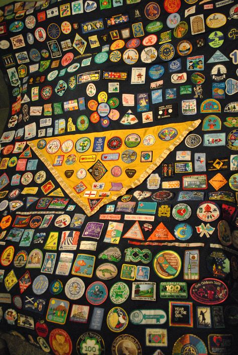 Travel Patches Blanket, Travel Patch Blanket, National Park Patches Display Ideas, Pramuka Aesthetic, Scouting Aesthetic, Camp Blanket Badges, Scout Aesthetic, National Park Quilt Blocks, Arrow Of Light Ceremony