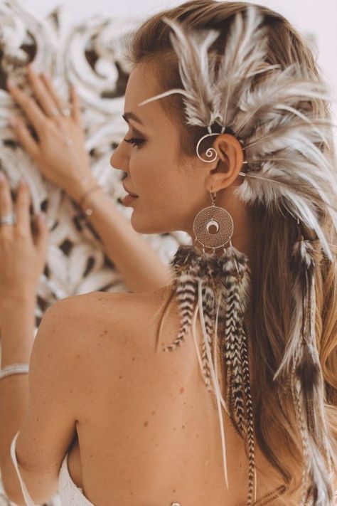 Pedicure And Manicure, Ibiza Hair, Feather Accessories, Costume Viking, Hiar Style, Feather Ear Cuff, Hair Done, Feather Crafts, Beauty Salons