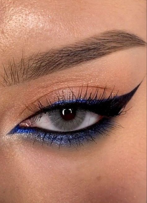 Blue Eyeliner Makeup, Pretty Eye Makeup, Prom Eye Makeup, Eyeliner Eyeshadow, Cute Eye Makeup, Make Up Inspiration, Formal Makeup, Makijaż Smokey Eye, Eye Makeup Designs