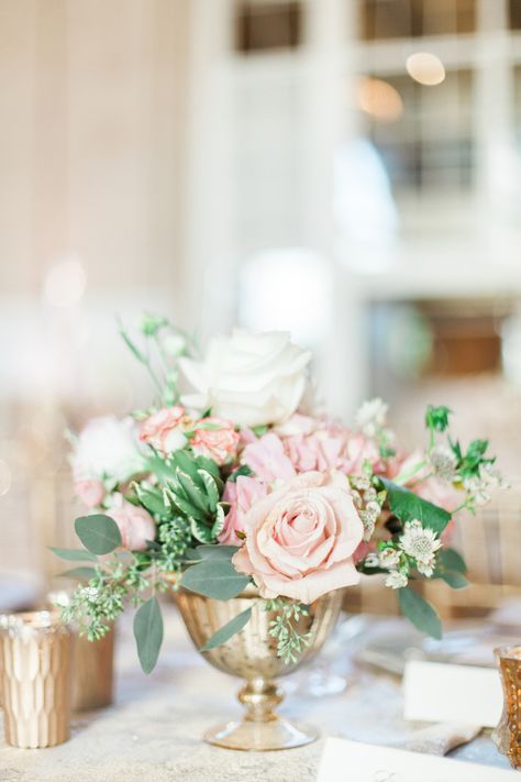 Wedding Table Pink, Blush Wedding Centerpieces, Gold Pedestal, Gold Wedding Centerpieces, Gold Wedding Flowers, Blush Wedding Flowers, Pedestal Vase, Unique Wedding Flowers, Flower Centerpieces Wedding