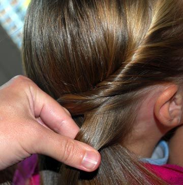 Hairdo How-to: Dorothy Gale Hairstyle (Wizard of Oz) Aunt Em Wizard Of Oz, Dorthy Costume, Dorothy Oz, Dorothy Halloween, Dorothy Halloween Costume, Wizard Of Oz Play, Dorothy Costume, Dorothy Wizard Of Oz, Historical Hairstyles