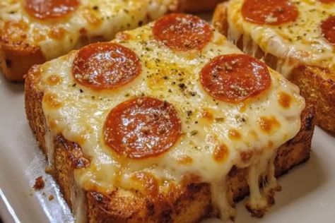 Garlic Bread Pizza Texas Toast Air Fryer, Texas Toast Pizza Air Fryer, Garlic Bread Pizza Texas Toast, Texas Toast Pizza, Toast Garlic Bread, Pizza In The Air Fryer, Pizza Type Recipes, Texas Toast Garlic Bread, Cheese Stuffed Meatloaf