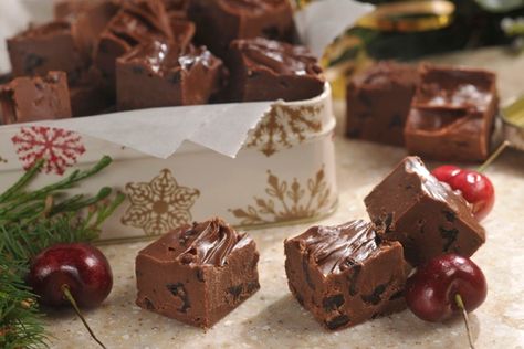 Dark Chocolate Fudge Recipe, Chocolate Cherry Fudge, Cherry Fudge, Grasshopper Cookies, Nestle Recipes, Chocolate Drop Cookies, American Chocolate, Dark Chocolate Fudge, Decadent Chocolate Desserts