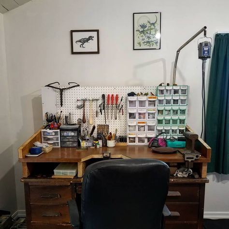 Katie Johnston on Instagram: “My new studio space! Makes me happy everytime I look at it. I still don't have my soldering station set up, but that's a good thing for…” Soldering Station Ideas, Bizarre Decor, Bedroom Workshop, Soldering Station, Workshop Ideas, News Studio, Desk Setup, Studio Space, Welding Projects