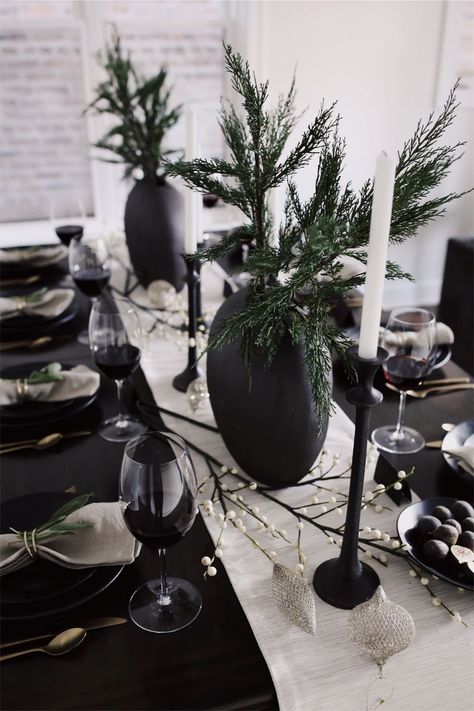 Black Christmas Decorations, Tafel Decor, Christmas Dinner Table, Christmas Table Centerpieces, Table Setting Decor, Thanksgiving And Christmas, Crate Barrel, White Christmas Decor, Christmas Inspo