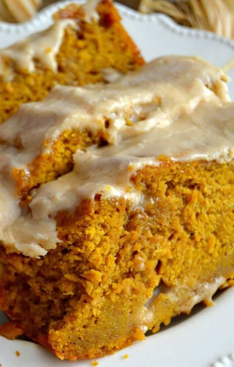 Moist, soft and tender pumpkin bread topped with the most delicious brown butter maple glaze! This is the BEST you’ll ever try! The Best Pumpkin Bread, Best Pumpkin Bread, Maple Icing, Bread Pumpkin, Coconut Dessert, Pumpkin Loaf, Bread Easy, Brownie Desserts, Pumpkin Bread Recipe