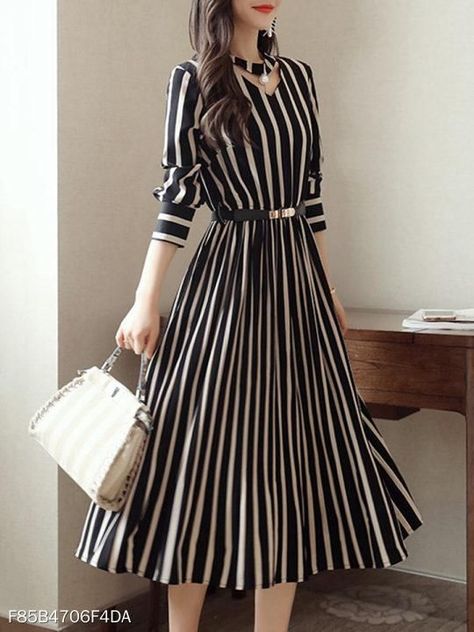 92af93f73faf3cefc129b6bc55a748a9desc52263891ri Midi Skater Dress, Peplum Tops, Vestidos Vintage, Heidi Klum, Dress Silhouette, Outfit Casual, Skater Dress, Stylish Dresses, Striped Dress