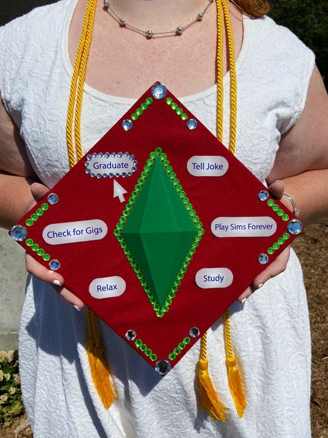 The 3D printed plumbob is velcroed on so that it is removable and so that it is raised up enough from the mortar board to move the tassle from side to side. 🎓 Vinyl Graduation Cap, Maroon Grad Cap Ideas, Plumbob Art, Simple Grad Cap Ideas, Anime Graduation Cap, Caps Ideas, Funny Graduation Caps, Grad 2023, College Grad Cap Ideas