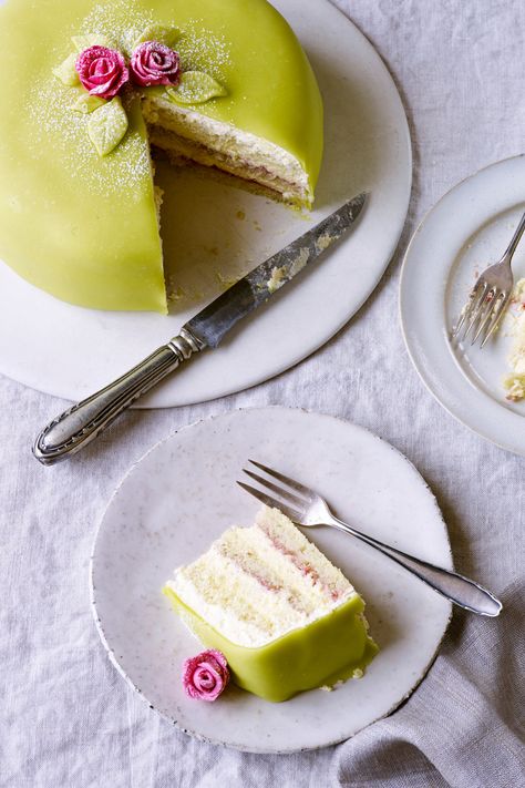 Princess Cake Recipe, Swedish Princess Cake, Vanilla Bean Cakes, Green Cake, Pastry Cream, Princess Cake, Raspberry Jam, Perfect Cake, Food Cakes