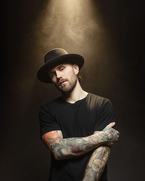 Tattoo Photoshoot Ideas, Men's Portrait Photography, Male Portrait Poses, Shooting Studio, Musician Photography, Dj Photos, Headshot Poses, Portrait Photography Men, Studio Photography Poses