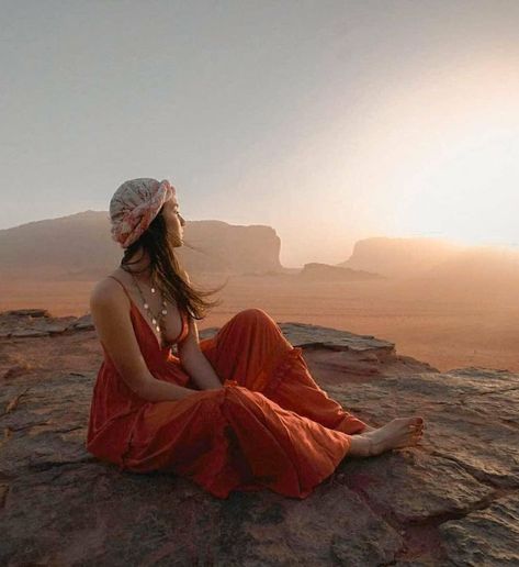 Desert Photoshoot Ideas, Desert Photoshoot, Desert Photography, Jordan Travel, Desert Fashion, Wadi Rum, Egypt Travel, Photoshoot Poses, My Sister