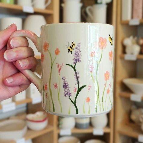 Pottery Painting Ideas Bees, Flower Mug Painting Ideas, Lavender Pottery Painting, Lavender Ceramic Painting, Daisy Pottery Mug, Lavender Mug, Lavender Mug Design, Cake Stand Ceramic, Bee Painting