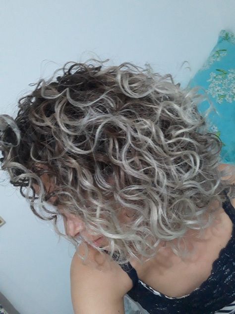 Silver is beautiful, no matter if those cliche glossy hair dye ads try to tell us the opposite. Icy Blonde Highlights Curly Hair, White Highlights Curly Hair, Permanent Waves Hair, Pelo Color Ceniza, Short Layered Curly Hair, Blonde Highlights Curly Hair, Gray Roots, White Blonde Highlights, Permanent Waves