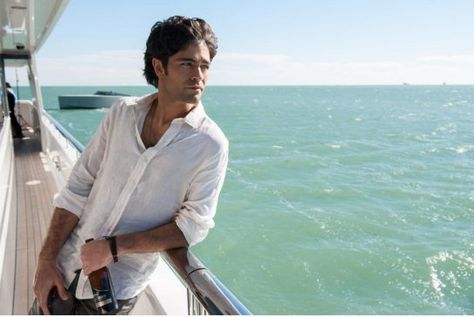 Adrian Grenier as Vincent Chase in the Entourage movie. Adrian Grenier, Bard College, Melissa Joan Hart, Top Film, Under The Shadow, Hbo Series, Sarah Michelle Gellar, Film Review, Single Mom