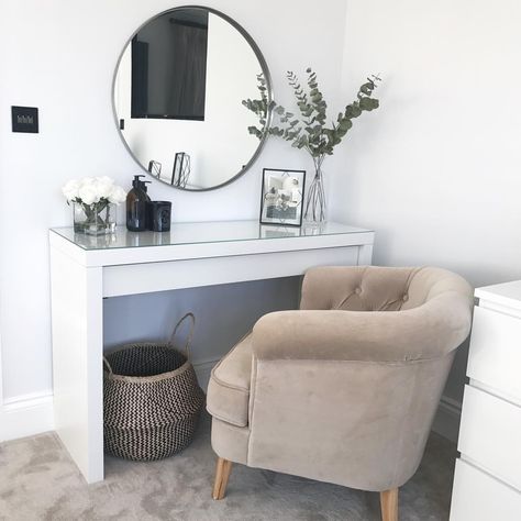 Sminkhörna Ikea Malm Dressing Table, Malm Dressing Table, Modern Vanity Table, Dressing Room Decor, Dressing Table Design, Vanity Ideas, Dekorasi Kamar Tidur, Makeup Rooms, Table Round