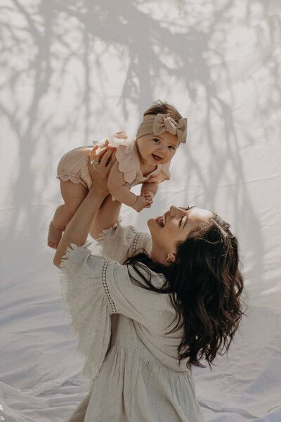 Mommy And Me Self Portrait, Mother’s Day Mini Session Poses, Diy Mothers Day Photo Shoot, Mommy And Me Infant Photo Shoot, Mothers Day Mini Session Ideas Outdoor, Mom Daughter Pictures, Mother’s Day Photoshoot Outside, Mother’s Day Mini Session, Mama And Me Photoshoot