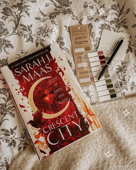 Crescent City Book Aesthetic, Crescent City Book Cover, Crescent City Annotation, Annotating Aesthetic, Crescent City Book, House Of Earth And Blood, Clear Sticky Notes, Books Notes, The Crescent City