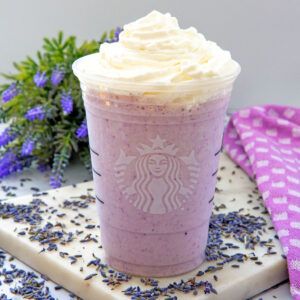 Lavender Frappuccino, Lavender Drink, Vanilla Frappuccino, Copycat Starbucks Drinks, Frappuccino Recipe, Lavender Recipes, Lavender Syrup, Blueberry Syrup, Matcha Drink