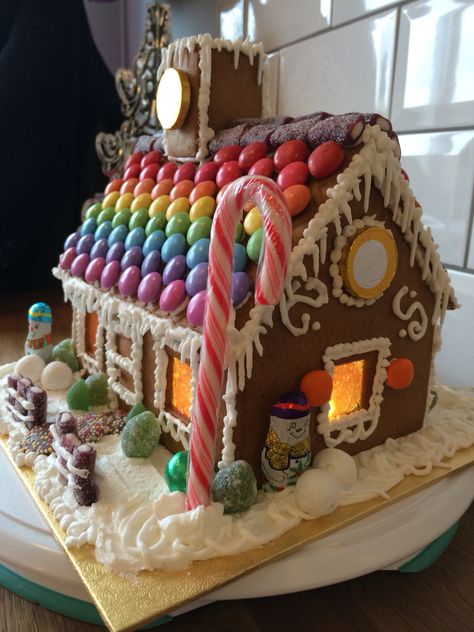 Ginger Bread Roof Ideas, Gingerbread House Sweets, Gingerbread House Rainbow, Cute Ginger Bread House Ideas, Ikea Gingerbread House Ideas, Rainbow Gingerbread House, Pepperkakehus Ideas, Ginergerbread House, Fun Gingerbread House Ideas